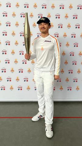 GTE/GT alumnus Louis Chen showing his Yellow Jacket pride with the Olympic torch.